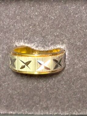 SALE 18K Yellow Gold & White Gold Etched Ring Size 6